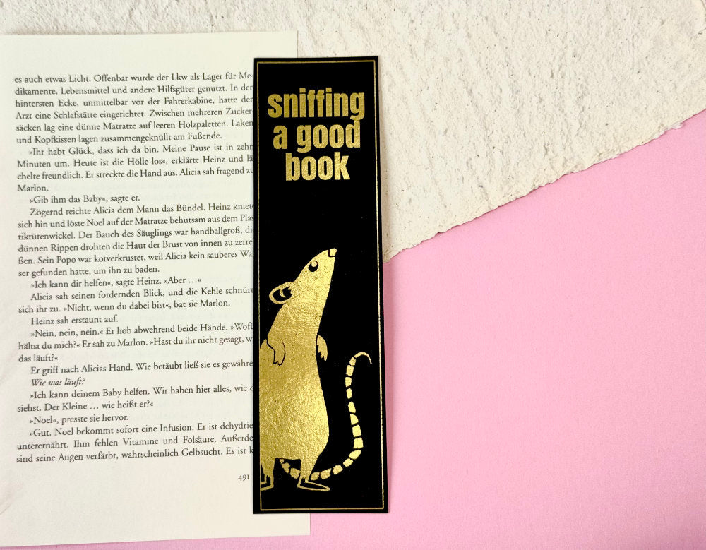 Lesezeichen „sniffling a good book"