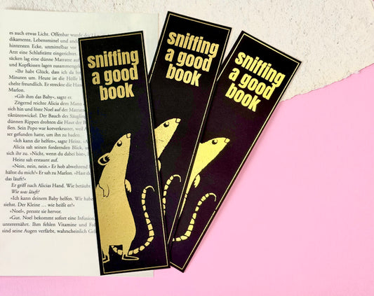 Lesezeichen „sniffling a good book"
