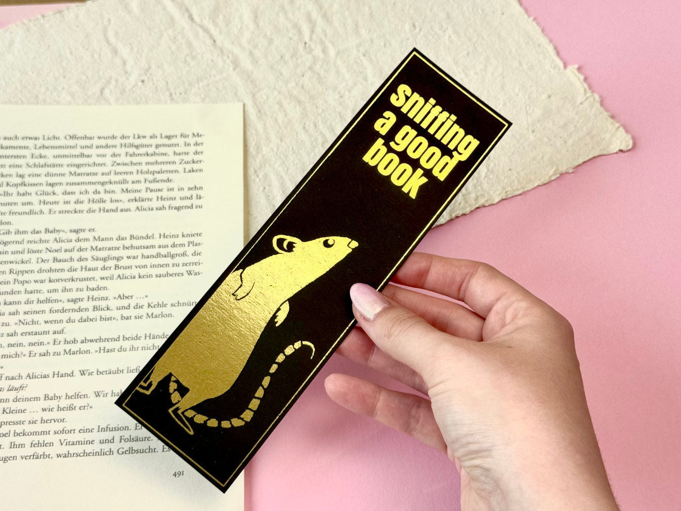 Lesezeichen „sniffling a good book"